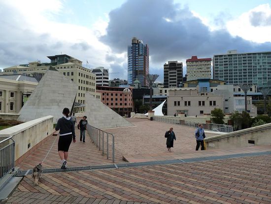 endlich wieder Hochhäuser und verschrobene Großstadtkunst..
Wir verbrachten noch zwei Nächte irgendwo außerhalb und ließen uns auch lleider von der Großstadt verführen....mit Shopping &amp; Essen....
Aber dazwischen gabs auch ein wenig Kulturelles: