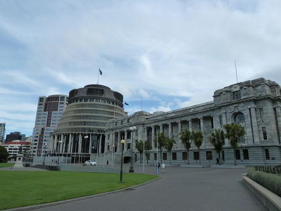 Das Parlamentsgebäude, der "Bienenstock". Hier wurden kostenlose Führungen angeboten, die wir natürlich nicht verpassen wollten. Man durfte (verständlicher Weise) leider nicht fotografieren. Unser Guide war absolut klasse und anscheinennd ein Germany-Fan. Er kannte nicht nur die deutschen Bezeichnungen für unsere Staatsorgane, sondern lobte sogar unsere linguistische Präzision.
Aber interessant: Gesetzesentwürfe werden in der Tageszeitung öffentlich gemacht und das Volk dazu aufgerufen, seine Meinung einem entsprechenden Kommitee mitzuteilen. Man bekommt auf Wunsch sogar die Gelegenheit sich persönlich im Hause Luft zu machen. In diesem Moment besitzt derjenige absolute Meinungsfreiheit und steht unter persönlichem Schutz der Queen. Das is doch mal n Privileg!!!