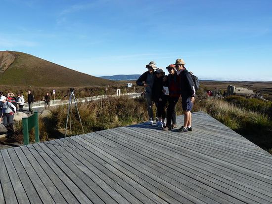 Am Mangatepopo-Parkplatz. Die Asiaten sind technisch immer voll ausgerüstet (s. Stativ)