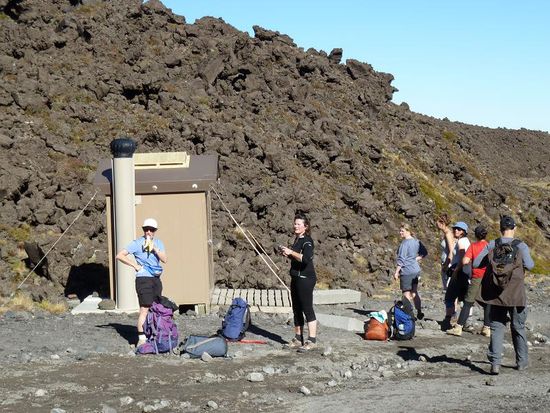 Die vorerst letzte Erleichterungsmöglichkeit für die nächsten 10/12km. Bitte hinten anstellen!!!
Das war dann auch das Ende des leichten Anstieges, danach folgte das Grauen in Form von vielen, vielen, vielen Treppen...