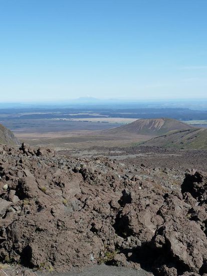 Während einer der zahlreichen Verschnaufpausen: Rückblick zum Parkplatz (zwischen den beiden "Hügeln" rechts)