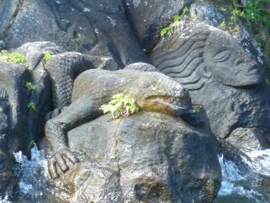 Wir haben dann auch erfahren, dass es gar keine originalen Maoricarvings sind. Denn diese hier entstanden in den 80er Jahren nicht nur durch Maorihand. Sondern Künstler aus aller Welt ließen u.a. auch afrikanische Einflüsse in den Stein ein.