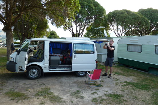 Das erste Mal aufm Campingplatz. Wir haben uns einen Top10 Holidaypark mit reichlich "Luxus" (heisse Duschen, Kochmoeglichkeit, Waescherei, W-Lan, exponierte Lage) ausgeguckt.