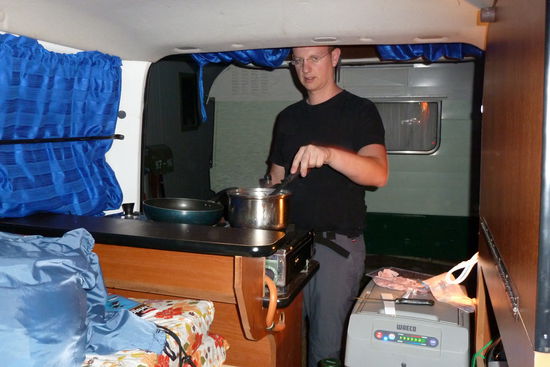 Le Chef zaubert unser Abendesse: Nudeln mit Tomatensauce (Wir werden es die folgenden drei Tage essen...)