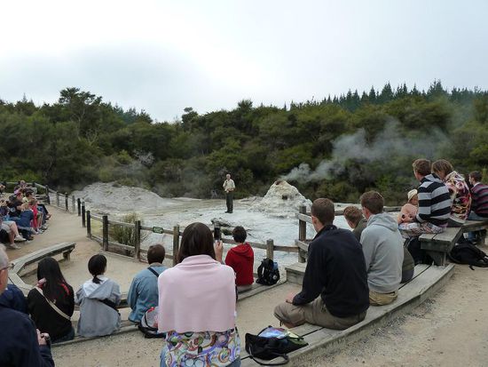 10.10Uhr kam ein netter Mann und referierte über den Geysier, welchen er kurz darauf mit Seife fütterte. Sonst hätts nämlich nich "Puff" gemacht.