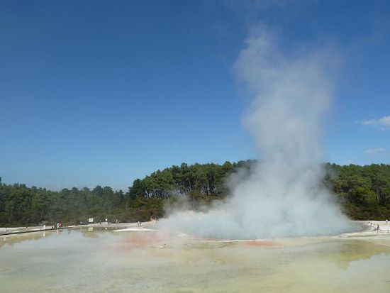 Zurück im Park wurds dann endlich ein bisschen bunter. Was hier so arg dampft ist der Champagnerpool