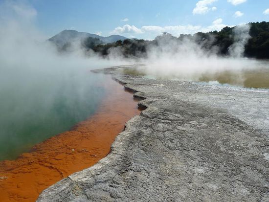 Links in grün&amp;orange: der Champagnerpool; heißt so, weils blubbelt