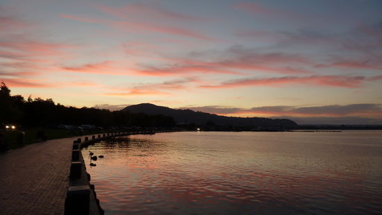 Ihr könnt aber froh sein, dass das Internet noch keine Gerüche von PC-A nach PC-B transportiert. Denn direkt in Rotorua gibt es auch einen geothermalen Park, allerdings total vernachlässigt. Da mischt sich faules Ei mit faulem Anderesirgendwasübelriechendem...