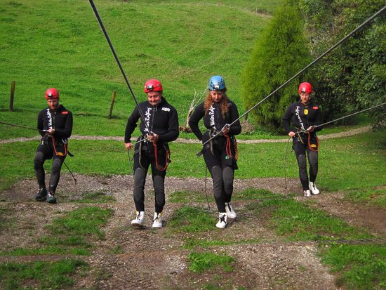Da wir uns 35m abseilen mussten gab es erstmal nen paar Trockenübungen, die nach einigen Anfangsschwierigkeiten auch alle gemeistert haben.