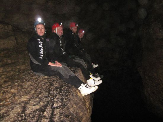Kurzes Aufwärmen an einem Überhang... rechts, wo es so schwarz ist, geht es drei Meter runter ins WASSER (übrigens 11°C...)
