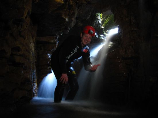 ...Ausgang, wo wir nach 3 Stunden unter Tage ziemlich die Augen zusammen kneifen mussten 
Als drittes bin ich dann noch an den Poor Knights in Northland (vergleicht auch die anderen Kapitel und Tutukaka) tauchen gegangen. Es hat mich doch gereizt, an einer der 10 weltbesten Tauchplätze mal zu gucken, was es so gibt 