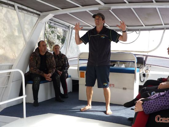 Einweisung mit Hand und Fuss ins Tauchgebiet. Supernette Guides und Dive Master, mit denen wir dann bei zwei Tauchgängen die Unterwasserwelt erkundet haben.
