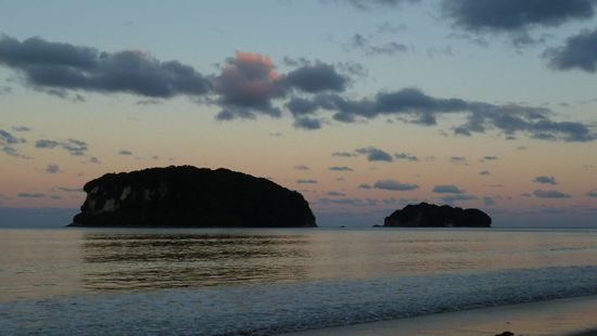 Erste Bilder von Sonnenuntergängen (und es werden noch viele Folgen). Die vorgelagerten Inseln erinnerten uns ein bisschen an die Thailandbilder, die ja jeder seit Leo und Co. im Kopf hat. Aber das werden wir ja vielleicht auch nochmal direkt vergleichen können 