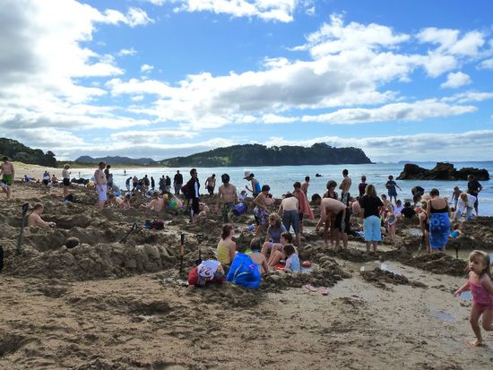 Ein Chaos am Hot Water Beach. Hier kommen in einem Streifen von ungefähr 30 Metern heiße Quellen bis unter die Erdoberfläche, sodass man sich seinen eigenen Spa-Pool buddeln kann. Als wir ankamen waren, wie gesagt, Osterferien und jedes Plätzchen war besetzt. Es blieben uns also nur Fotos und gefühlte 1500 Kinder, die wild umher rannten.
