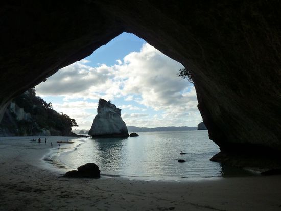 Hier ein Blick aus der Cathedral Cove, die bei Ebbe trockenliegt. Es gibt auch die Möglichkeit, bei Flut hindurch zu paddeln, aber wir entschieden uns bei Ebbe den 45 Minuten Weg auf uns zu nehmen.