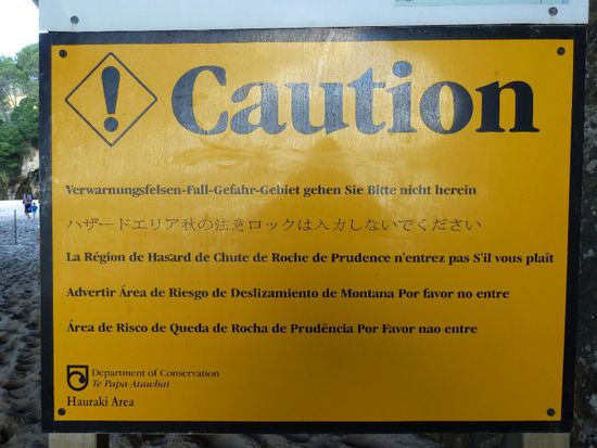 ...Verwarnungsfelsen-Fall-Gefahr-Gebiet. Eine präzise und eindeutige Übersetzung, der wir uns aber wie auch viele andere widersetzt haben.