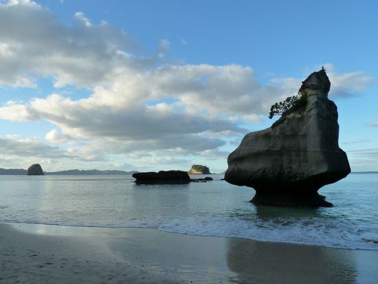 Ein typischer Pilzfelsen, wodurch die starke Brandung sichtbar wird. Es war übrigens wegen der Strömung nicht erlaubt, im Wasser zu schwimmen (und daran haben wir uns dann auch gehalten).