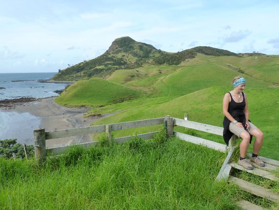 Nach erledigter Arbeit kurzes Relaxen auf dem Überweg über den Viehzaun. Unsere Schuhe sahen nach der Wanderung durch den Matsch auch dementsprechend aus...