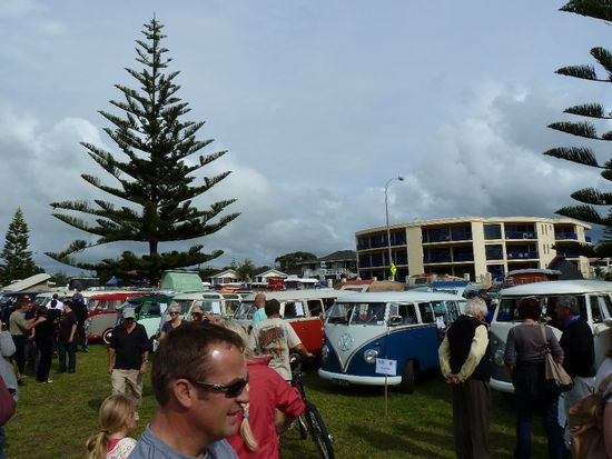 Geschaetzte 100 VW-Busse fanden hier großen Anklang.
