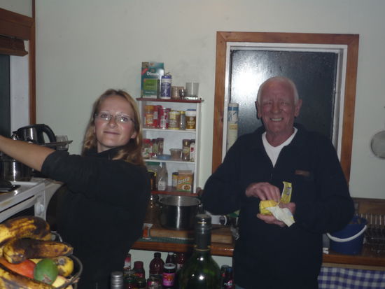 Dieses Bild entstand während einer unserer schönsten Erlebnisse in NZ.
Von vorne: Wir kamen in Tutukaka an, es war recht spät und wir waren auf der Suche nach einem Schlafplatz. Wir standen auf dem Hafenparkplatz und da Alex am nächsten Tag von hier aus zum Tauchgang fahren würde, lag es nahe einfach auf dem Parkplatz zu bleiben. Aber wir entdeckten ein ernst zu nehmendes Schildchen, dass uns einen Strich durch die Rechnung machte. Auf einmal hielt neben uns ein Jeep, darin saßen ein etwas betagter Mann und ein Hund. Er kurbelte das Fenster runter und fragte uns, wo wir her kämen und ob wir vielleicht am WWOOFing (Arbeit für Geld und Unterkunft) interessiert wären. Da wir ja nicht mehr so viel Zeit hatten, verneinten wir und fragten ihn nach einem möglichen Stellplatz für die Nacht. Er wägte kurz verschiedene Möglichkeiten ab und meinte letztendlich: "Eigentlich könnt ihr auch bei mir pennen, Dusche könnt ihr auc benutzen, braucht nicht zu bezahlen." Wir hatten von andern Reisenden schon von der Gastfreundlichkeit der Kiwis gehört und so fuhren wir hnter seinem Jeep her bis zu ihm nach Hause. Er heisst John, lebt allein mit 2 Hunden und in den Tag hinein. Es war natürlich anfangs recht merkwürdig, aber 2 Flaschen guten Rotweins später war die Zunge locker und die Atmosphäre entspannt. Der Typ war einfach ein Knaller Zudem ließ er uns nicht im Van schlafen, sondern bot uns sein Gästebett an. Ein richtiges BETT!!! Mit viel PLATZ!!! Nach fast 3 Monaten in Mr Bongo`s Schaumstoffschoß eine famose Wohltat!!!
Alex fuhr am nächsten Tag zum Tauchen und ich verbrachte gaaaaanz viel Zeit mit den Hunden und John am Strand.  Nach dem Strand fuhren wir zum Ferienhaus seiner Tochter, da diese grade abgereist war und er nachsehen wollte, was noch so im Kühlschrank war  Bis dato hatte ich keine Ahnung wer seine Tochter eigentlich war: nämlich die Mitbegründerin der Edelvodkamarke 42Below und nachdem Verkauf dieser an die Bacardi Company 140Mio$-schwer....Ihr Ferienhaus war zwar NUR7Mio wert, aber ich einmal da angekommen, bin ich fast umgefallen. Natürlich alles vom feinsten: italienischer Marmor, Esstisch aus New York, Platz für 20 Personen, zig Bäder, riesen Pool durfte nicht fehlen, aber eine deutsche Küche auch nicht 
In der Garage parkten eine große Yacht, ein Hummer, mehrere Quads, zig Fahrräder, eine Angelausrücstung für eine Klleinstadt und noch viel MEHR...
Ich war platt, John total relaxt. Da ihm selbst in der Vergangenheit einige Einkaufszentren in Auckland gehörten und wer weiß, was nicht sonst noch alles, kann man auch bei ihm von einem ausreichend gesichertem finanzielem Zustand sprechen. Aber das sieht und merkt man ihm und seinem Haus nicht an, sehr angenehm.
Es zog noch am Nachmittag ein Sturm auf. Alex war wieder sicher im Hafen und wir blieben noch eine NAcht bei John. Da wir im Kühlschrank seiner Tochter ua frisch gefangenen Fisch fanden, gabs diesen und Kartoffelpüree mit Gemüse zum Abendbrot. Oben auf dem Bild schwingen wir grad die Kochlöffel und nicht sichtbar: es gab wieder 2 Flaschen guten Roten