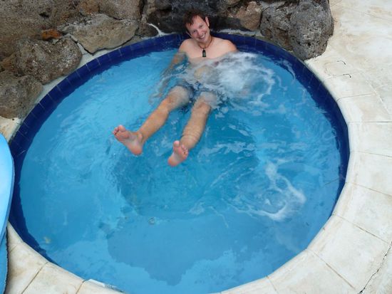 In unserem Hotel, bei dem wir die Einrichtung nutzen konnten und in Mr. Bongo übernachtet haben, gab es erstmal einmal in der Regenpause ein ausgiebiges Bad im Whirlpool 