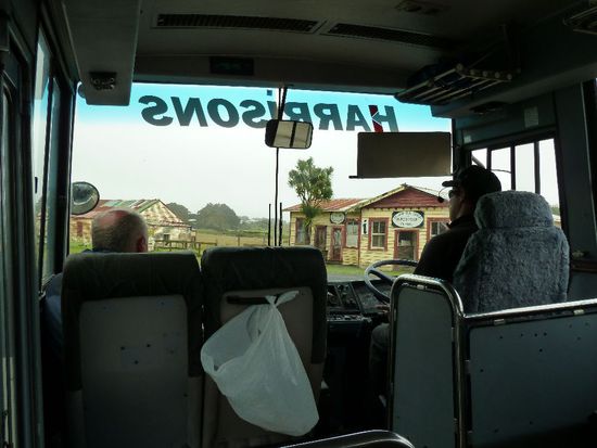 Dann ging es mit dem Bus (es waren aber nur vier Gäste inklusive uns an Board) in Richtung Cape. Der Fahrer war Maori und hat uns in der Fahrzeit über viele Aspekte der Geschichte aufgeklärt, was natürlich ohne die Tour nicht möglich gewesen wäre.