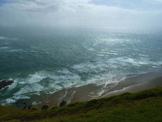 Im Weißwasser sieht man das Zusammentreffen der beiden Ozeane. Hier treffen die Strömungen von links und rechts aufeinander, wodurch ein Wellenband in der Mitte entsteht.