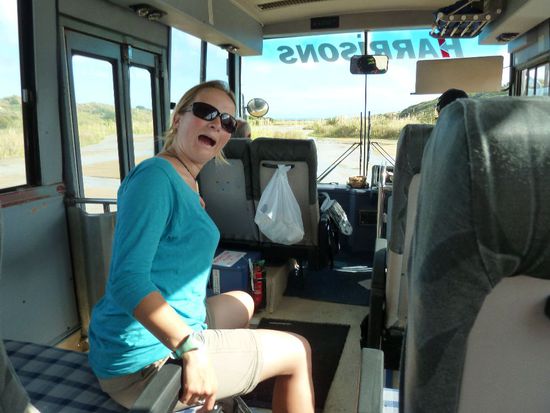 Im Anschluss, um zum Ninty-Mile-Beach zu kommen, mussten wir durch ein kilometerlanges Flussbett fahren, das auf Grund der Regenfälle natürlich gut gefüllt war. Uns wurde gesagt, dass wir nicht anhalten dürfen, da wir sonst in den Boden einsickern würden... Das Gesicht spricht Bände...