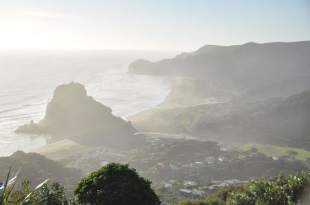 Blick auf Piha (eigentich erst bei der Rückfahrt, denn beim Hinweg sind wir im Dunkeln gegurkt). In der Mitte der Lionrock, der auch noch häufiger einer der Hauptdarsteller der Bilder werden wird.