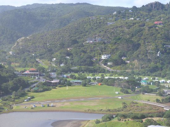 Blick vom Lionrock auf Piha. Wer Mr. Bongo findet, bekommt nen Lolli, wenn wir zurück sind 
