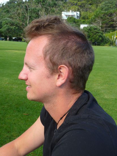 Da Matti zufälligerweise einen von diesen wunderbaren Rasierern dabei hatte, entledigte ich mich des Kopfkleides... (Und WEHE hier kommen Kommentare wegen der Geheimratsecken... außer einer, der darf  ) Leider war der Akku alle, sodass ich ne Stunde so rumlaufen musste...