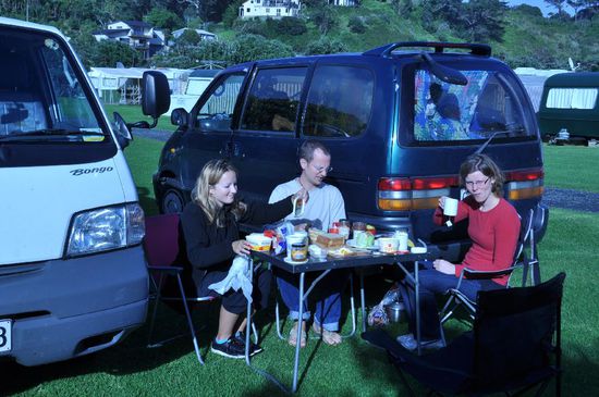 Leckeres Frühstück zwischen Mr. Bongo und Serina. Die beiden gucken sich zwar nicht an aber da ging was  Sandra war übrigens entgegen des Eindrucks hier schon sehr früh hervorragend drauf, Frühaufsteher halt (wie unverständlich  )
