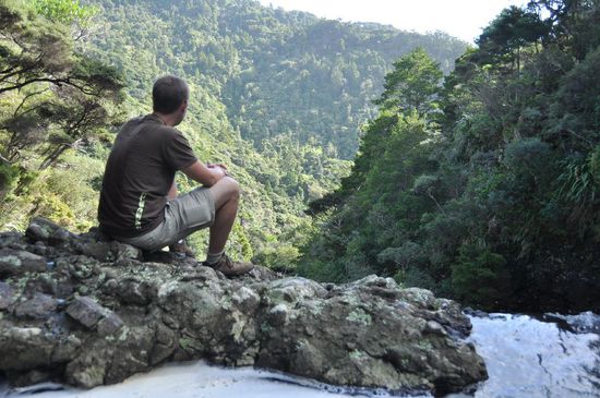 ... den Rand des Wasserfalls setzen und die Aussicht genießen.