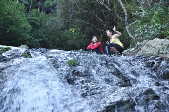 Die Mädels blieben dann doch lieber eine Sztufe höher, da man ein bissel durchs Wasser krakzeln musste...