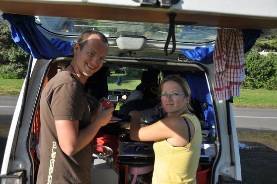 Nach erledigter Arbeit kochten wir dann noch gemütlich bei Mr. Bongo und es gab lecker Hühnchen SriLankanisch... mmh... lecker...