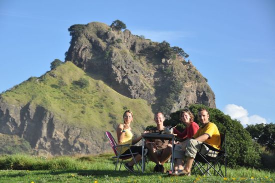 Ach, ein gemütliches Abschiedsessen mit schönster Kulisse. Typisch Neuseeland 