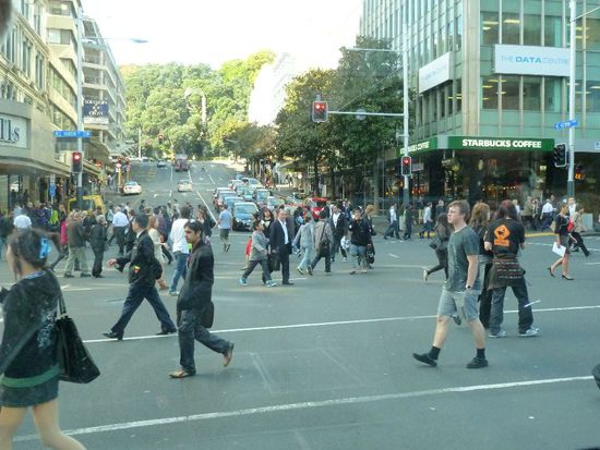 Wir mussten uns erstmal an die Geflogenheiten der Straßenüberquerung gewöhnen. Hier können nämlich die Fussgänger in alle Richtungen laufen, während der Verkehr komplett stillsteht. Beim dritten Versuch hatten wir es dann auch kapiert.