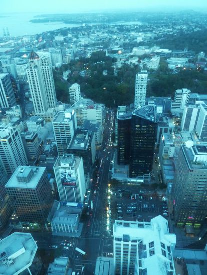 Auckland in der Dämmerung von Skytower. Da wir mit der Nachtfunktion unserer Kamera noch nicht so wirklich klar gekommen sind, leider eins der wenigen akzeptablen Bilder.