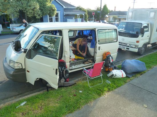 Chaos pur beim Aufräumen von Mr. Bongo. Gefühlte acht Kilo Klamotten und viel Kleinscheiß musste ausgemistet werden, um schlussendlich Pat und Patterchen (vgl. Christchurch) wieder so herzurichten, dass wir weiterreisen konnten.