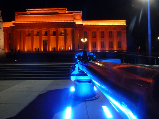 Das Auckland-Museum von außen... Nach Abwägen haben wir uns dann doch entschlossen, es bei einer Außenansicht zu belassen...
Von hier aus ging es zum neuen Haus von Matti und Sandra, die uns dann noch netterweise zum Flughafen gebracht haben (DANKE!!!nochmals!!!), wo wir nach 5 Stunde Wartezeit auf sind und zwar... jaja... richtig... F I J I         los gehts...
