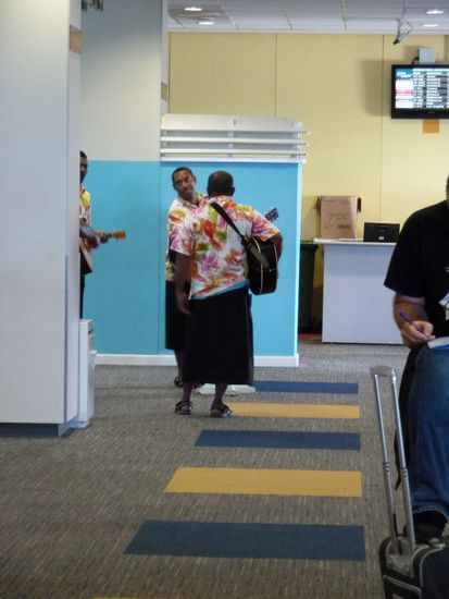 Aber erstmal first things first: Typisch Fiji, am Flughafen erstmal der Bulasong zur Begrüßung.