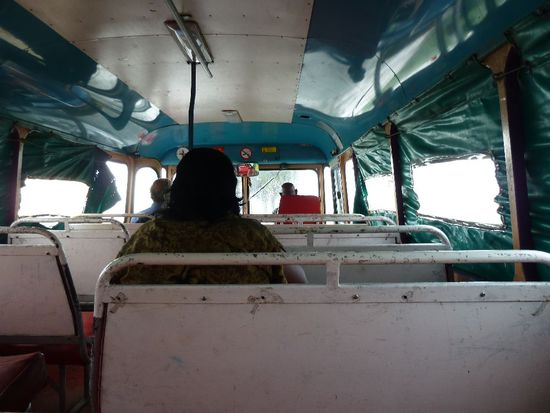 Hier im typischen Localbus - eigentlich offen, aber hier abgedeckt weil Regen