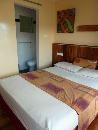 Hier das Zimmer zwei: Gleicher Preis, dreifacher Luxus... Und das nach drei Nächten in einer Bure (die traditionellen Hütten der Fijianer, in denen wir auf Drawaqa geschlafen haben) ein wahrlicher Hochgenuss.