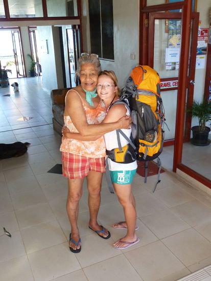 Und hier ist Mama beim "Tschüss"-sagen. Eine wirklich liebenswerte Frau, die noch in hohem Alter ihr eigenes Hotel führt.