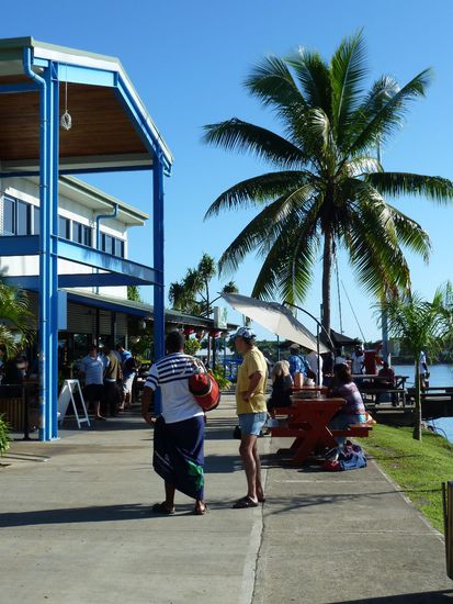 Am Hafen von Denarau bei Nadi. Mit dem Rücken zu euch unser Fahrtenleiter Bio, ein durchaus gelassener und cooler Typ, der selten eine Miene verzogen hat. Daneben Jan aus der Schwiez.