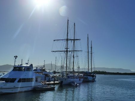 Das Boot: Nein, nicht die Motorjacht sondern der wunderbare Schoner (zweimaster mit dem Großsegeln achterlich (also hinten)) Schon als wir das Boot gesehen haben, ging mir das Herz auf
Für die nächsten 3 Tage fand hier der Großteil des Bespaßungsprogramms statt. Doch erstmal gings Richtung Eiland.