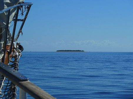 Und da kam die erste kleine Insel in Sicht. Mystery-Island nach ca. 30 min Segelzeit von Denarau entfernt. Hier hieß es auch: Fertigmachen zum Schnorcheln und Kristin, die Wasserratte, freut sich wie Bolle