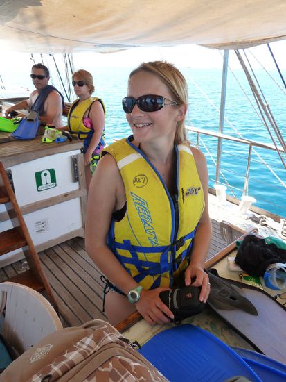 Kurz vor der ersten Schnorchelerfahrung. Mit Schwimmweste sollte es am Anfang erstmal leichter gehen...ein Lächeln überspielt gekonnt die Panik
Im Hintergrund: Dave &amp; Rosie aus Australien. Sonst gabs da noch 2 Paare aus Germany und den kommunikationswütigen Schweizer von oben.