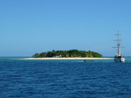 Und dann gleich "unser" Südseebild: Das Schiff gehörte auch zu unserer Organisation "Captain Cook" und hat nen Tagesausflug gemacht. Gleichzeitig auch unserer erstes Riff zum Schnorcheln.