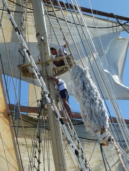 Da der Wind achterlich reinkam (na, was heißt das nochmal??  ), konnten wir die Vorsegel hissen. Das war gleichbedeutend damit, dass drei Crewmitglieder die Masten erklimmen mussten.